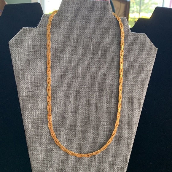 Four Vintage Gold Tone Necklaces of varying lengths 17” 17” 20” 31” - Picture 6 of 9